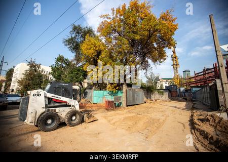 Chantier de construction avec chargeur compact rigide Banque D'Images
