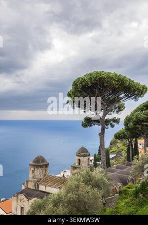 Beau jardin méditerranéen surplombant la côte amalfitaine à Ravello, Italie. Villa Rufolo jardin et vieille église hystérique tours de cathédrale. Pittoresque Banque D'Images