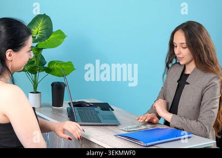 Responsable des ressources humaines femme interrogeant une jeune femme candidate à un emploi au bureau Banque D'Images