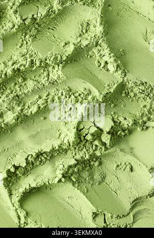 Gros plan plein format de la texture éclatante de thé matcha vert en poudre. La poudre organique lisse et finement broyée crée un fond abstrait solide avec Banque D'Images