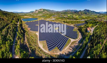 Vue panoramique aérienne du parc solaire dans la vallée de la Durance près de la Saulce, Hautes-Alpes, Alpes françaises, France Banque D'Images