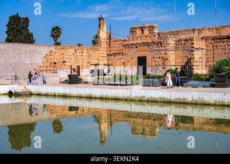 Ruines du palais reflétées dans l'un des bassins de la cour du palais El Badi dans la médina de Marrakech au Maroc, Afrique du Nord Banque D'Images