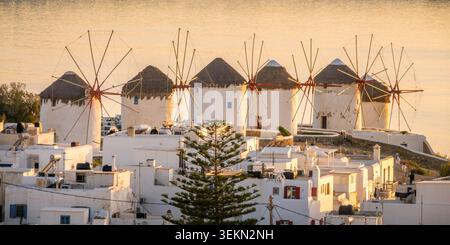 Panorama des célèbres moulins à vent de Mykonos au coucher du soleil, îles des Cyclades, Grèce Banque D'Images