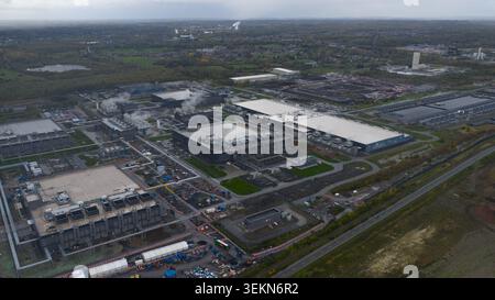 Grand complexe industriel produisant des biens et de l'énergie dans un vaste paysage Banque D'Images