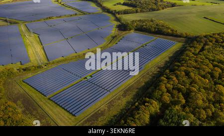 Ferme solaire produisant de l'énergie renouvelable propre à partir du soleil Banque D'Images