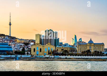Horizon de Bakou vu du front de mer Caspienne au coucher du soleil, avec des monuments historiques et modernes. Bakou, Azerbaïdjan. Banque D'Images