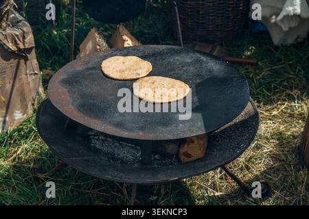 Les pains plats traditionnels sont cuits sur un comal au feu de bois ouvert Banque D'Images