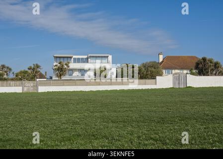 Grande maison (manoir) sur le front de mer à East Preston près de Littlehampton dans le West Sussex, Angleterre. Banque D'Images