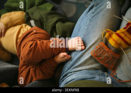 Petite fille dormant à côté de sa mère Banque D'Images