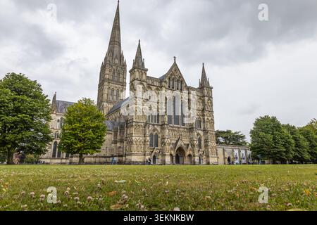 Cathédrale de Salisbury sous un ciel nuageux dramatique en Angleterre Banque D'Images