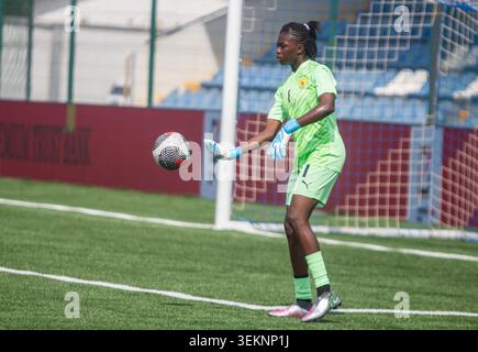 Aicha Conte, gardienne des U-17 de Guinée, s’échauffe lors de sa défaite par équipe 0-6 (0-11 total) face à l’équipe nationale féminine U-17 du Nigeria, les Flamingos, dans la deuxième manche des qualifications de la Coupe du monde féminine U-17 de la FIFA 2026, jouée au Remo Stadium à Ikenne, État d’Ogun, Nigeria, le 31 mai 2026. La victoire a réservé le Nigeria dans le dernier tour des qualifications de la Coupe du monde féminine U-17 de la FIFA 2026 à venir au Maroc. Photo de Adekunle Ajayi Banque D'Images