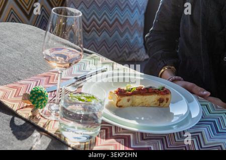 Gâteau sucré méditerranéen sain nourriture fraîche, propagation de plats italiens authentiques. Ensemble de table pour le petit déjeuner en vacances en bateau Banque D'Images