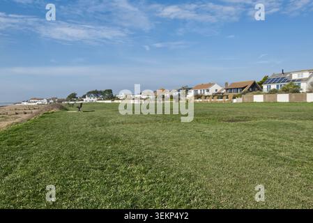 Grandes maisons sur le front de mer à East Preston près de Littlehapton dans le West Sussex, Angleterre. Banque D'Images