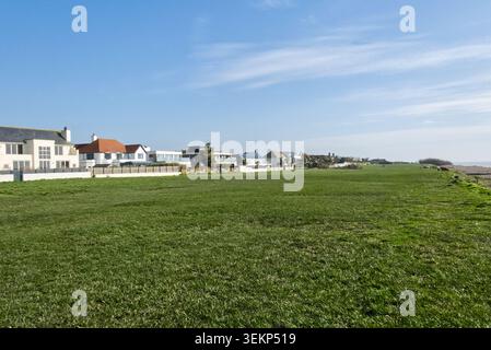 Grandes maisons sur le front de mer à East Preston dans West Sussex, Angleterre. Banque D'Images