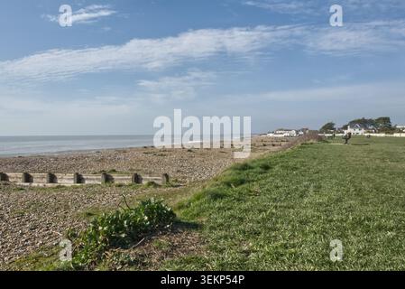 Front de mer et plage avec de grandes maisons. East Preston près de Littlehampton dans le West Sussex, Angleterre. Banque D'Images