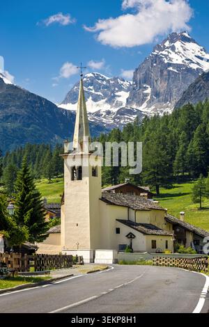Une église historique avec un clocher, sur fond de sommets enneigés à Rhemes notre Dame, vallée d'Aoste, Italie Banque D'Images