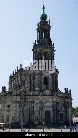 Image verticale de la cathédrale de Dresde, la cathédrale de la Sainte Trinité, une église catholique historique avec une flèche baroque emblématique à Dresde, en Allemagne Banque D'Images