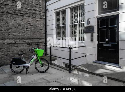 Ce vélo électrique vert vif Lime est garé contre 11 Bolt court, une maison de ville de style géorgien, juste à côté de Fleet Street, à Londres. Banque D'Images