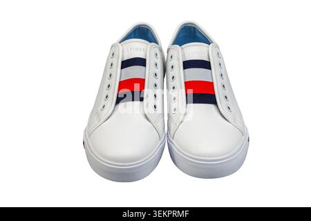 Vue rapprochée des élégantes baskets blanches Tommy Hilfiger pour femmes isolées sur fond blanc. Suède. Banque D'Images