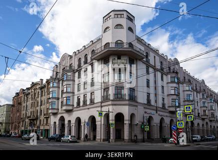 Pétersbourg, Russie - 22 août 2025 : Kronverksky Prospekt du côté de Petrogradskaya. Nouveau complexe résidentiel dans la vieille zone Banque D'Images