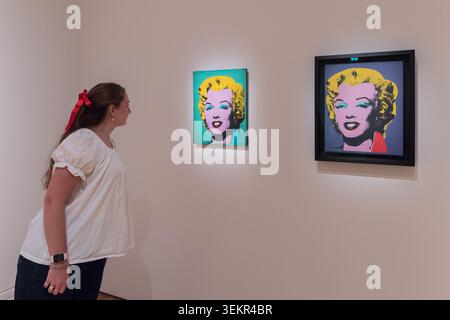 LONDRES, ROYAUME-UNI - 3 JUIN 2026 : un membre du personnel de la galerie regarde 'Green Marilyn', 1962, (l), et 'Lavender (1) Marilyn', 1962, tous deux par Andy Warhol lors d'un appel photo pour l'exposition 'Marilyn Monroe : a Portrait' (4 juin - 6 septembre 2026) à la National Portrait Gallery de Londres, Royaume-Uni, le 3 juin 2026. L’exposition commémorant le 100e anniversaire de Marilyn Monroe célébrera la vie et l’œuvre de l’une des femmes les plus célèbres du 20e siècle à travers des portraits. (Photo de Wiktor Szymanowicz/NurPhoto) Banque D'Images
