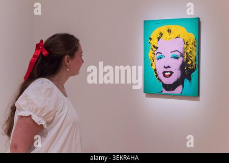 LONDRES, ROYAUME-UNI - 3 JUIN 2026 : un membre du personnel de la galerie regarde 'Green Marilyn', 1962, par Andy Warhol, lors d'un appel photo pour l'exposition 'Marilyn Monroe : a Portrait' (4 juin - 6 septembre 2026) à la National Portrait Gallery de Londres, Royaume-Uni, le 3 juin 2026. L’exposition commémorant le 100e anniversaire de Marilyn Monroe célébrera la vie et l’œuvre de l’une des femmes les plus célèbres du 20e siècle à travers des portraits. (Photo de Wiktor Szymanowicz/NurPhoto) Banque D'Images
