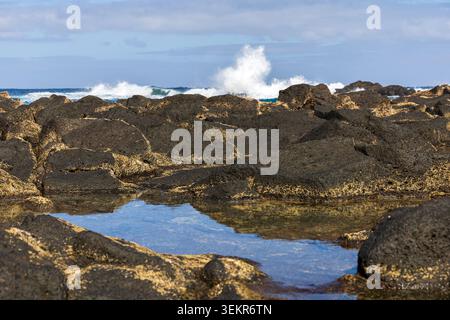 Bassins de marée naturels formés dans la roche volcanique le long de la côte atlantique de Tenerife, îles Canaries, Espagne. Banque D'Images