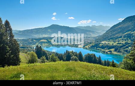Vue panoramique sur le lac Alpsee et les Alpes Allgaeu, Immenstadt, Bavière, Allemagne Banque D'Images