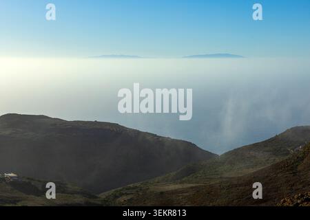 Inversion des nuages au-dessus de l'océan Atlantique vue depuis les montagnes du parc rural de Teno à Tenerife, îles Canaries, Espagne. Banque D'Images
