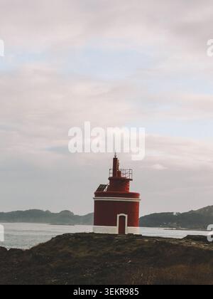 L'emblématique phare rouge vif de Punta Robaleira se trouve sur les falaises rocheuses escarpées de Costa da Vela, Cangas, Galice, Espagne. Océan Atlantique Banque D'Images