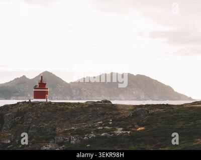 L'emblématique phare rouge vif de Punta Robaleira se trouve sur les falaises rocheuses escarpées de Costa da Vela, Cangas, Galice, Espagne. Océan Atlantique Banque D'Images