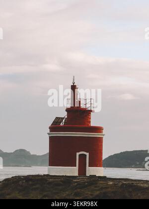 L'emblématique phare rouge vif de Punta Robaleira se trouve sur les falaises rocheuses escarpées de Costa da Vela, Cangas, Galice, Espagne. Océan Atlantique Banque D'Images