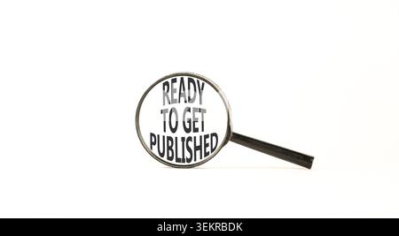 Prêt à obtenir le symbole des mots publiés. Mots conceptuels prêts à être publiés sur une belle loupe. Beau fond blanc. Prêt à l'emploi Banque D'Images