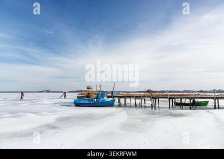 Bateaux de pêche amarrés à la jetée en bois dans le port de Neu Reddevitz, Lancken-Granitz sur l'île de Rügen en hiver, Mecklembourg-Poméranie occidentale, Allemagne Banque D'Images