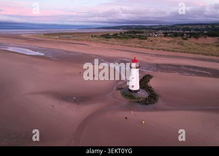Drone vue sur le phare de point d'Ayr aussi savoir a le phare de Talacre contre un ciel de coucher de soleil Banque D'Images