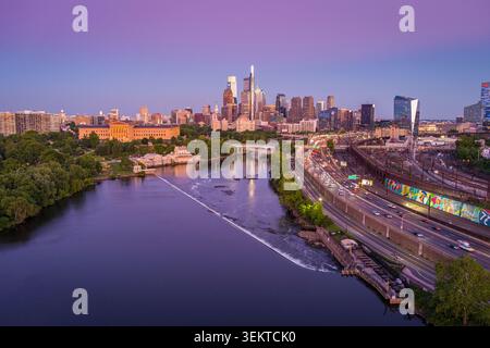Horizon de Philadelphie au coucher du soleil, Philadelphie Pennsylvanie USA 2026 Banque D'Images