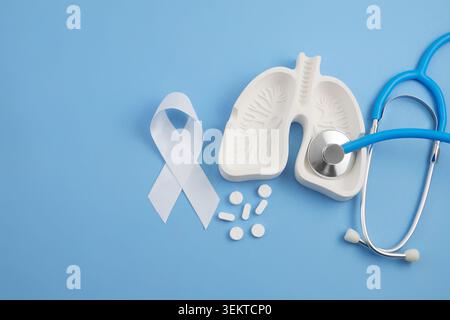 Ruban blanc de sensibilisation avec modèle pulmonaire et stéthoscope Banque D'Images