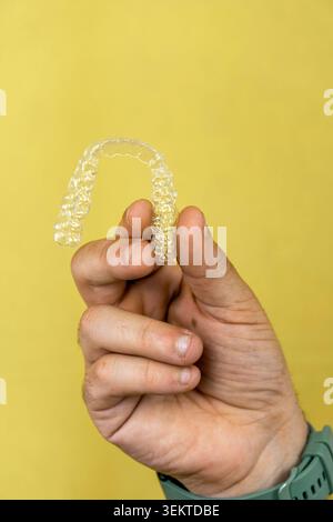 Dispositif D'alignement de dents transparentes tenant la main pour traitement orthodontique Banque D'Images