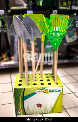 Dijon France 3 juin 2026. Un ensemble de mini outils à main de jardin comprenant une truelle et un petit râteau de cultivateur organisé verticalement à l'intérieur d'un magasin de carton Banque D'Images