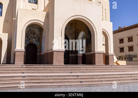 Sharm El Sheikh Égypte, 1er mai 2026 : marches d'entrée et portique voûté de la cathédrale céleste de Sharm El Sheikh Égypte avec des peintures murales religieuses et Co Banque D'Images
