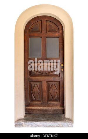 Vintage porte voûtée en bois sombre, avec des panneaux géométriques et des fenêtres en verre, situé dans une arche en plâtre de couleur crème, isolé sur blanc, chemin de clipsage inclu Banque D'Images