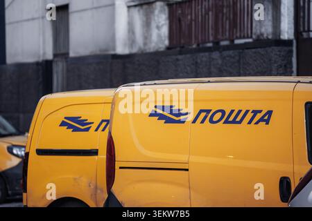 BELGRADE, SERBIE - 17 JANVIER 2026 : des camionnettes de livraison serbes en jaune stationnées à Belgrade, Serbie. Posta Srbije, ou poste serbe, est la position publique Banque D'Images