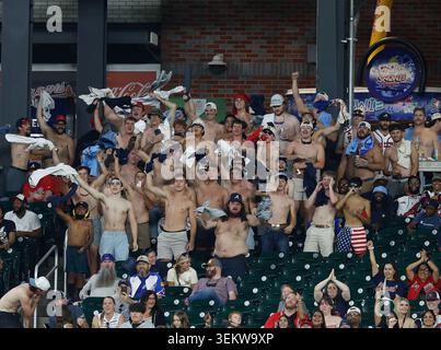 Atlanta, États-Unis. 03 juin 2026. Les fans sur le terrain encouragent avec leurs maillots enlevés dans le cadre de la tendance « Tarps Off » lors du match entre les Blue Jays de Toronto et les Braves d'Atlanta au Truist Park le mercredi 3 juin 2026 à Atlanta, en Géorgie. Photo de Mike Zarrilli/UPI crédit : UPI/Alamy Live News Banque D'Images