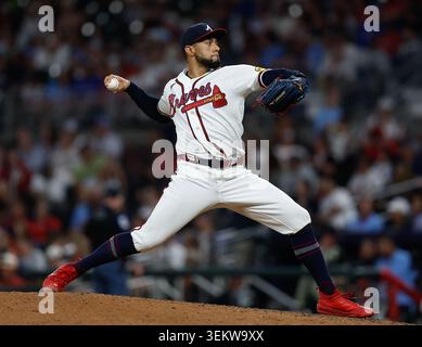 Atlanta, États-Unis. 03 juin 2026. Le lanceur Robert Suarez #75 des Braves d’Atlanta lance un pitch en huitième manche contre les Blue Jays de Toronto à Truist Park le mercredi 3 juin 2026 à Atlanta, en Géorgie. Photo de Mike Zarrilli/UPI crédit : UPI/Alamy Live News Banque D'Images