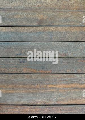 Une vue aérienne descendante capturant la texture vieillie de planches de bois brun altérées disposées horizontalement, affichant des motifs de grain naturel, im rustique Banque D'Images