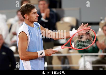 Paris, France. 03 juin 2026. L'Italien Matteo Arnaldi célèbre sa victoire contre l'Italien Matteo Berrettini lors du jour 11 de l'Open de France Roland-Garros 2026, 2026, Grand Chelem, tournoi de tennis le 3 juin 2026 au stade Roland-Garros à Paris, France - photo Jean Catuffe/DPPI crédit : DPPI Media/Alamy Live News Banque D'Images