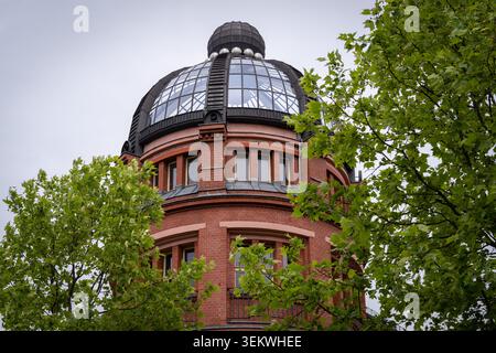 Berlin, Allemagne. 03 juin 2026. Le bâtiment en briques rénové de Neumagener Strasse 28/30 à Berlin-Weißensee est le siège de Berliner Ausbau GmbH. Crédit : Soeren Stache/dpa/Alamy Live News Banque D'Images