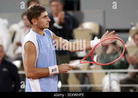 IPA85307308 - L'Italien Matteo Arnaldi célèbre sa victoire contre l'Italien Matteo Berrettini lors de la 11e journée de Roland-Garros 2026, 2026 Open de France, tournoi de tennis du Grand Chelem le 3 juin 2026 au stade Roland-Garros à Paris, France Banque D'Images