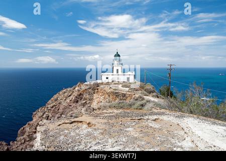 Phare d'Akrotiri sur Rocky Cliff surplombant la mer bleue d'Aegeam Banque D'Images