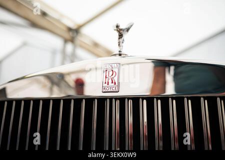 Lucerne, Suisse, 30 mai 2026. La vue rapprochée détaillée met l'accent sur l'emblème RR émaillé rouge monté sur la coque de radiateur argentée polie d'un Banque D'Images